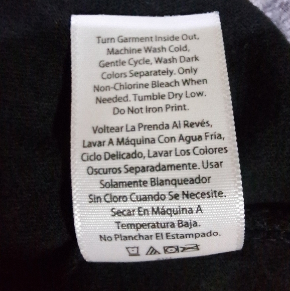 Black Short Sleeve T-Shirt with Skull and Bat Design In A Men's Size Large. EUC - Picture 6 of 7